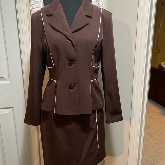 Alyn Paige Twin Blazer and skirt set - Picture 3 of 4